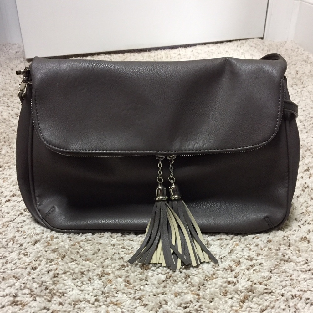 Taupe shoulder bag.